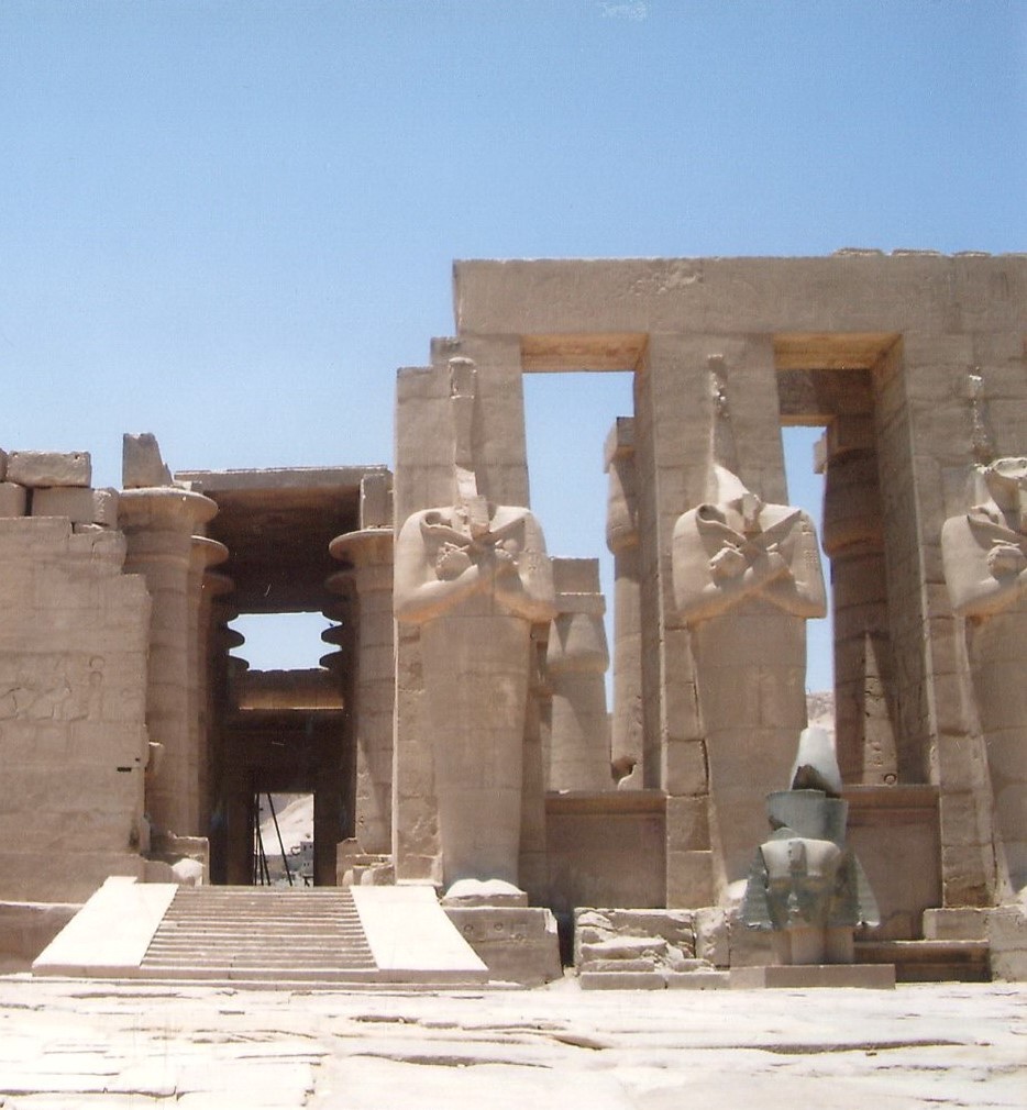 ラメセウム　オシリス神の形をしたラムセス2世の巨像が彫られた柱の列